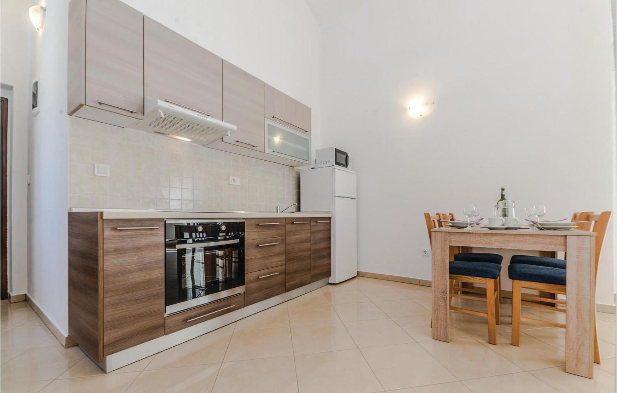 Lovely Apartment In Vlasici With Kitchen Zewnętrze zdjęcie